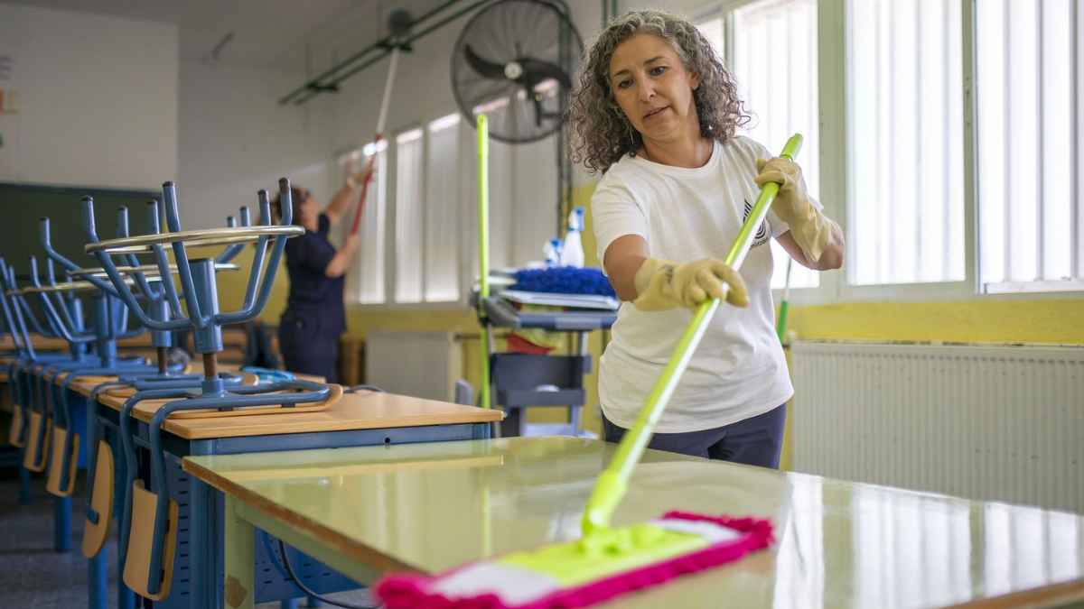 Personal de limpieza trabajando en un colegio de Madrid en una oferta de empleo del SEPE sin experiencia