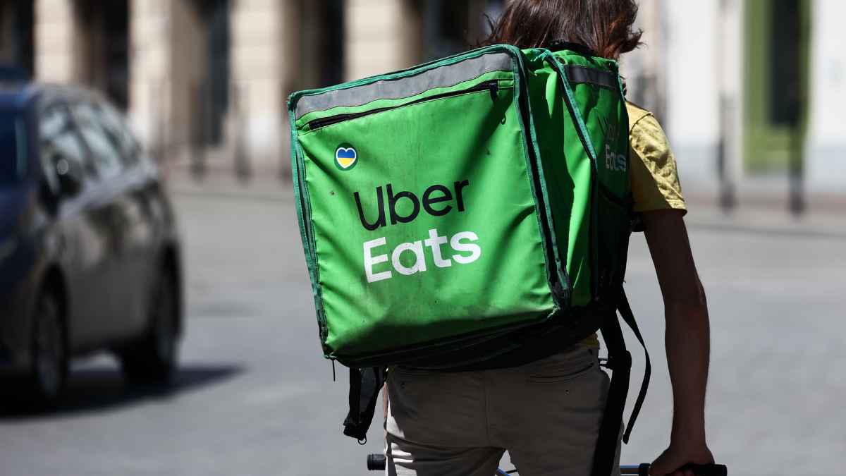 Repartidor de Uber Eats con mochila durante un servicio de entrega a domicilio