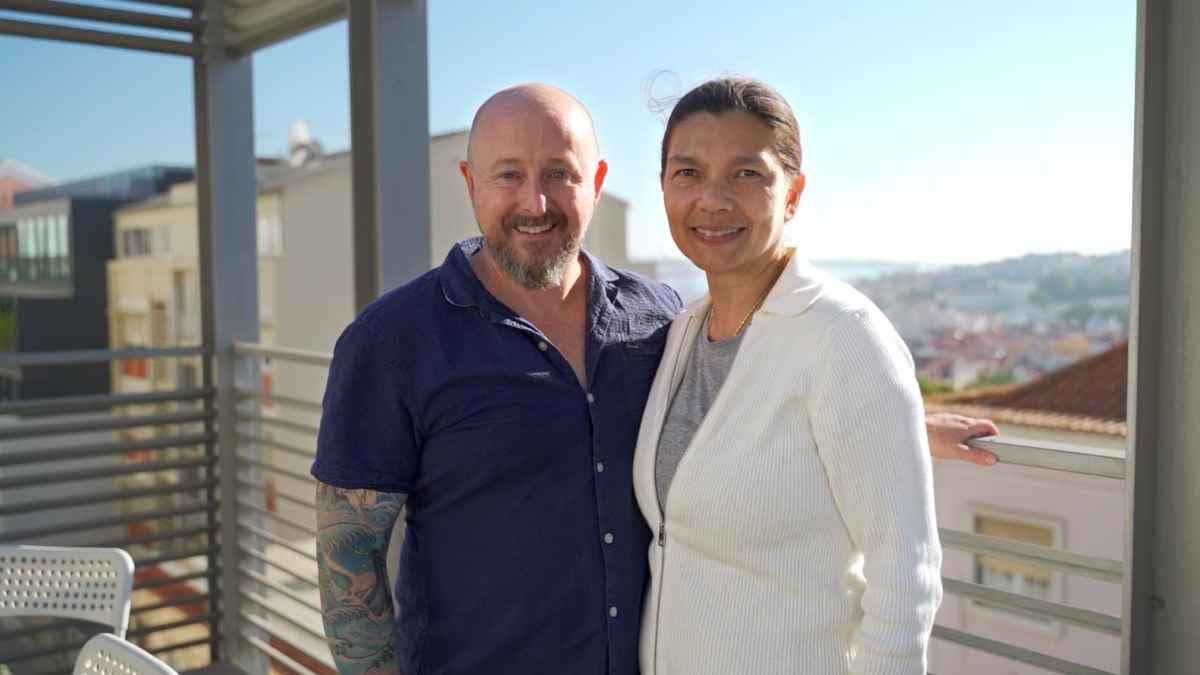 Hombre prejubilado y su pareja en Portugal tras mudarse para reducir gastos y vivir de sus inversiones