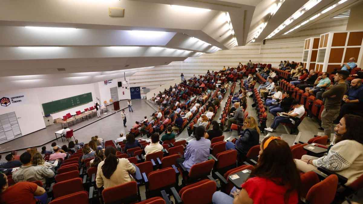 Opositores en un aula universitaria durante una convocatoria de oposiciones anunciada en el BOE