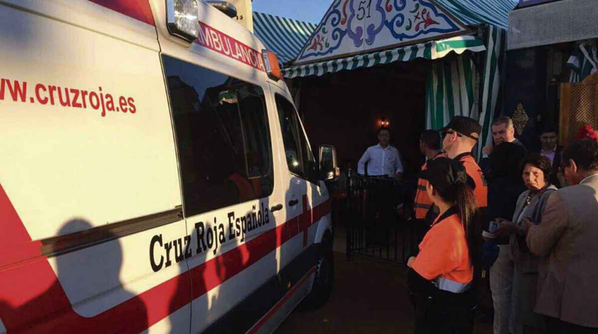 Ambulancia de Cruz Roja y personal sanitario en Sevilla durante dispositivo de Semana Santa y Feria