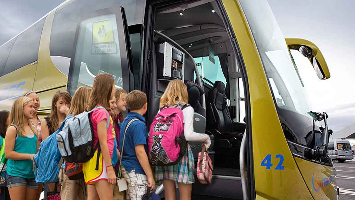 Alumnos subiendo a un autobús escolar tras el despido de un conductor por ayudar a una alumna de 13 años
