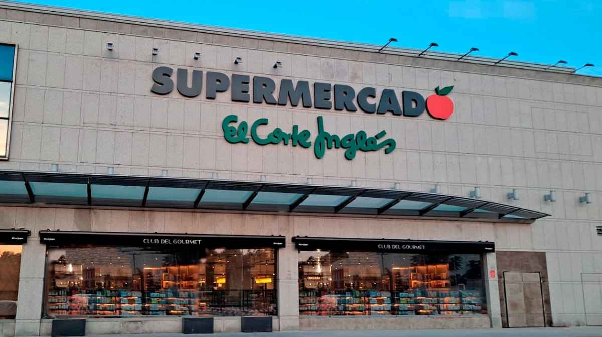 Fachada del supermercado de El Corte Inglés en Torremolinos donde busca personal con la ESO