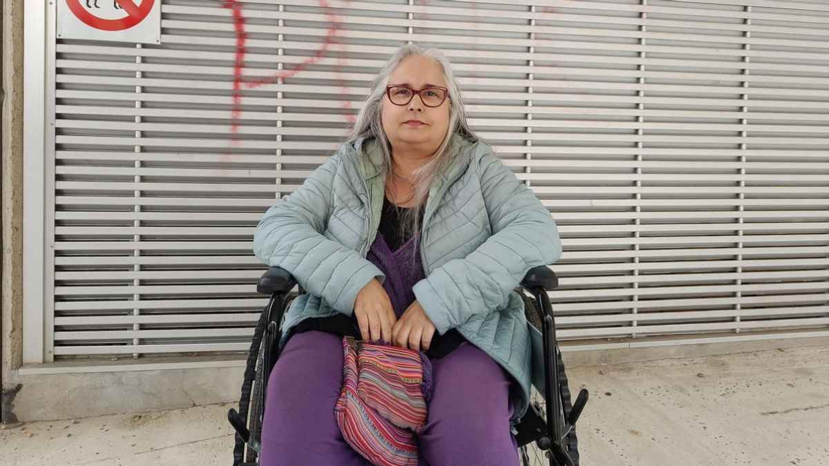 Elena, limpiadora con discapacidad, en silla de ruedas tras ser obligada a reincorporarse al trabajo