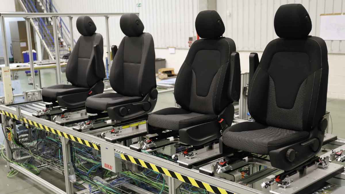 Asientos de automóvil en una línea de montaje industrial en una fábrica del sector de la automoción