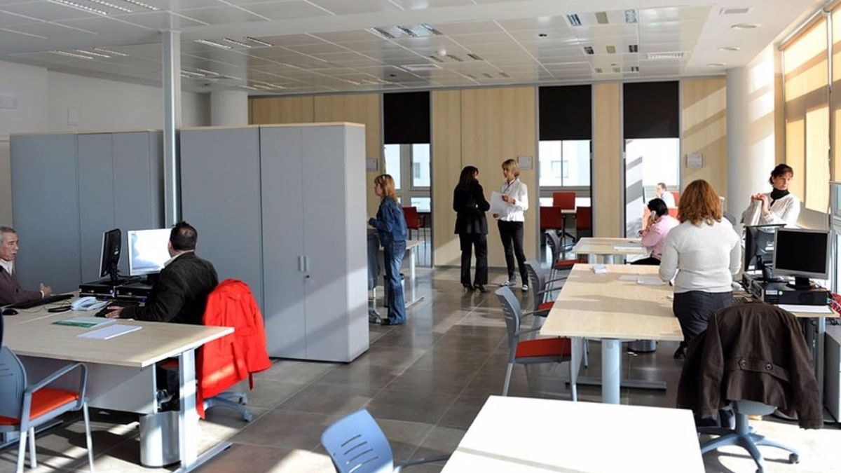 Funcionarios andaluces trabajando en una oficina pública