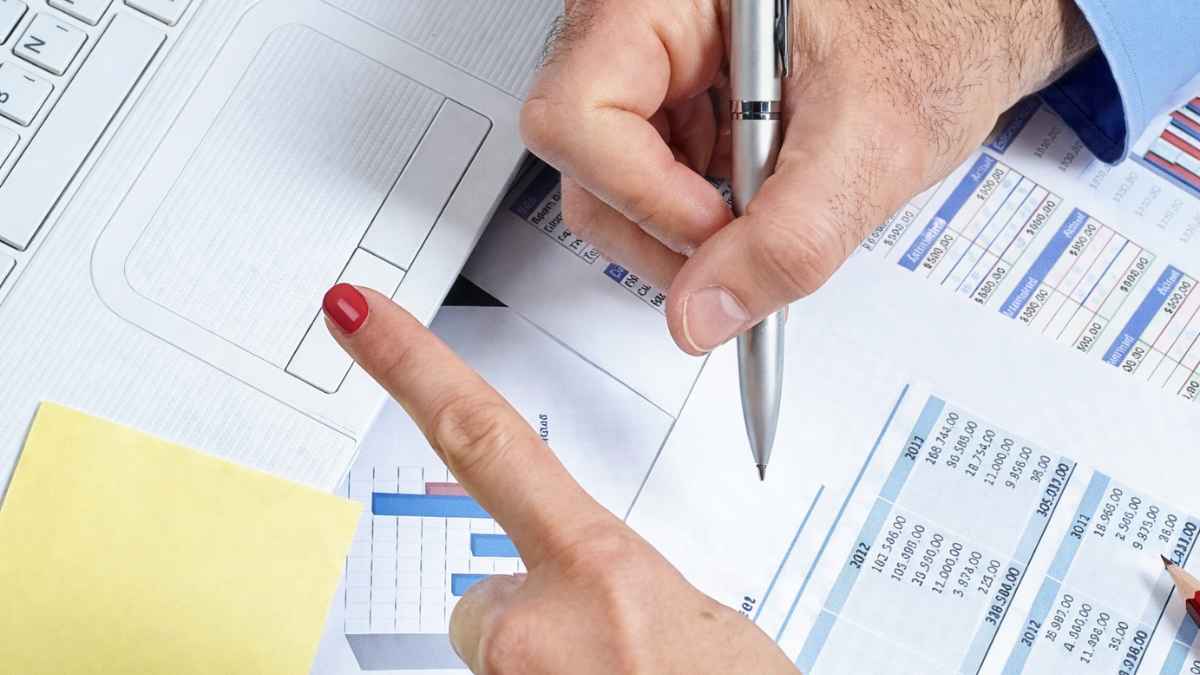 Gestoría revisando nóminas de trabajadores en febrero por cambios en las cotizaciones
