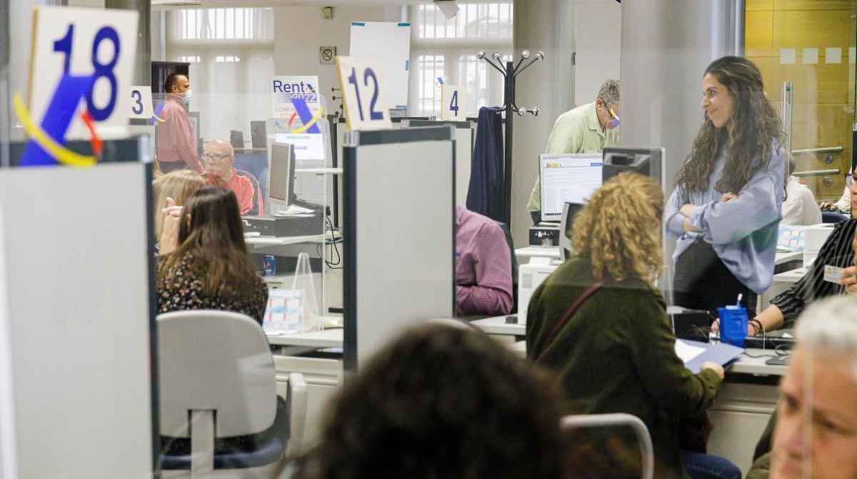 Funcionarios trabajando en una oficina pública tras la reducción de jornada a 35 horas