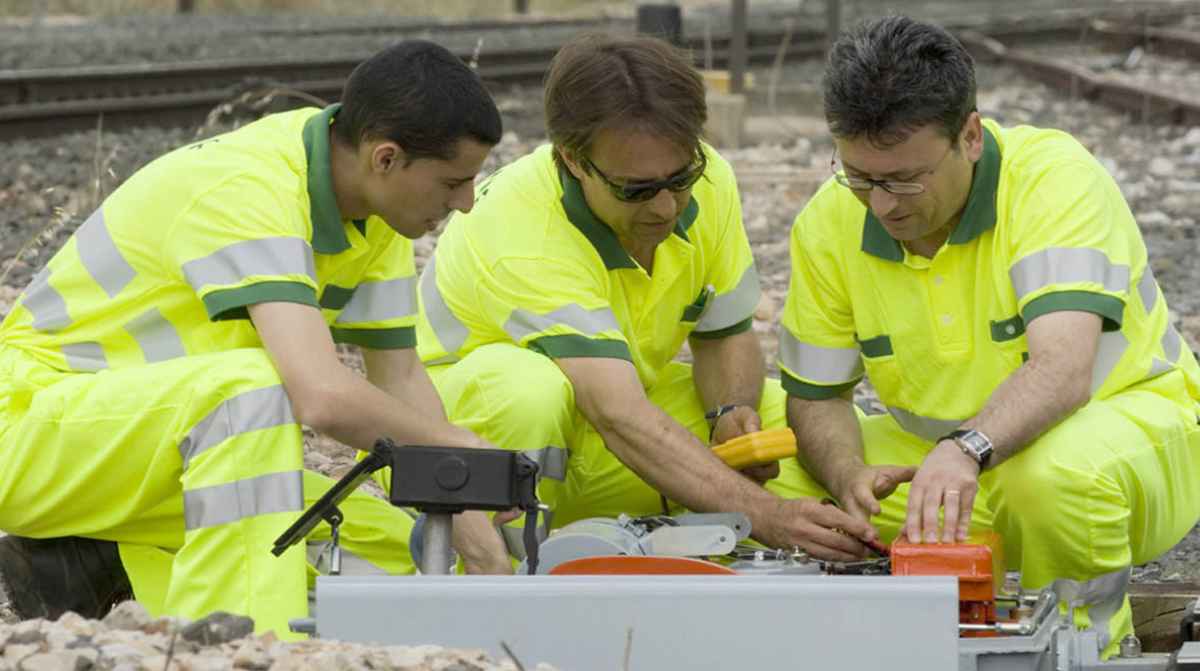 Trabajadores realizando labores de mantenimiento ferroviario tras la autorización de 3.600 empleos en Adif y Renfe