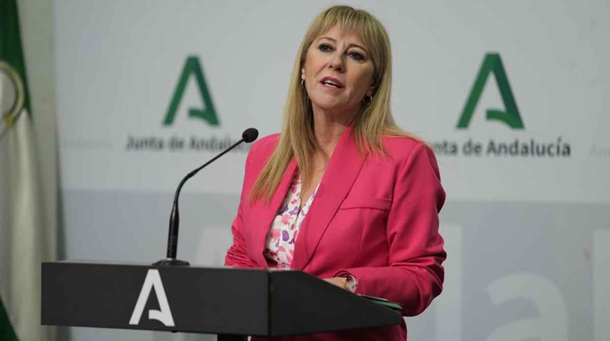 Representante de la Junta de Andalucía anunciando la oferta de empleo público docente 2026 con 3.720 plazas