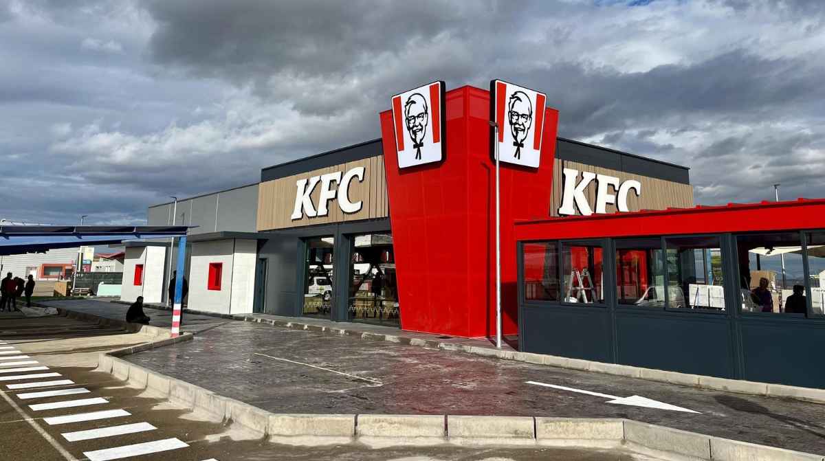 Exterior del nuevo restaurante KFC en Huesca donde buscan 20 trabajadores con contrato indefinido