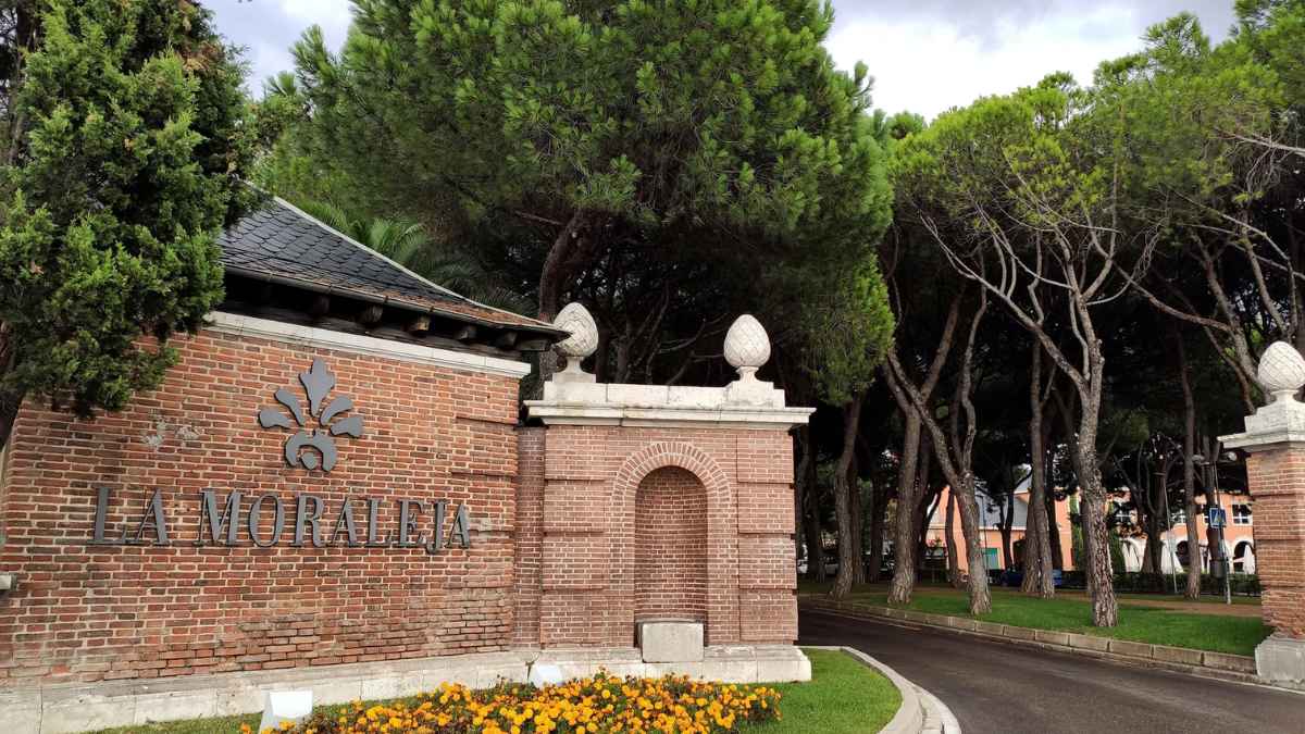 Entrada a la urbanización de La Moraleja, escenario del despido nulo de su jefe de seguridad