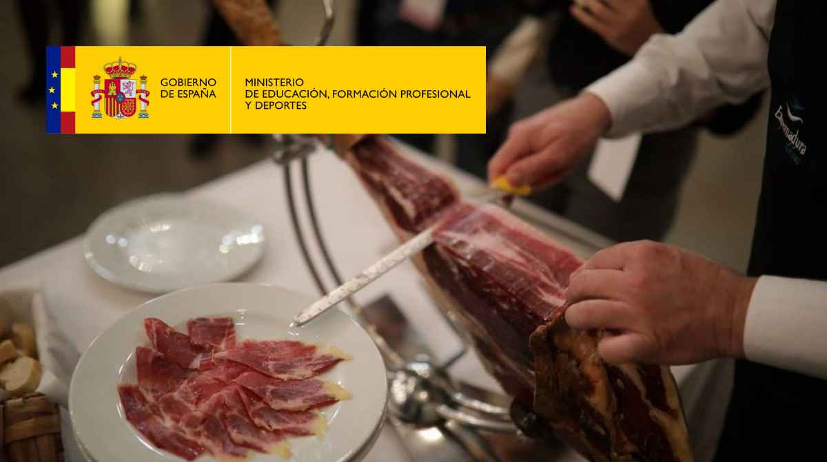 Profesional realizando corte de jamón en el nuevo curso de maestría de FP aprobado por el Gobierno