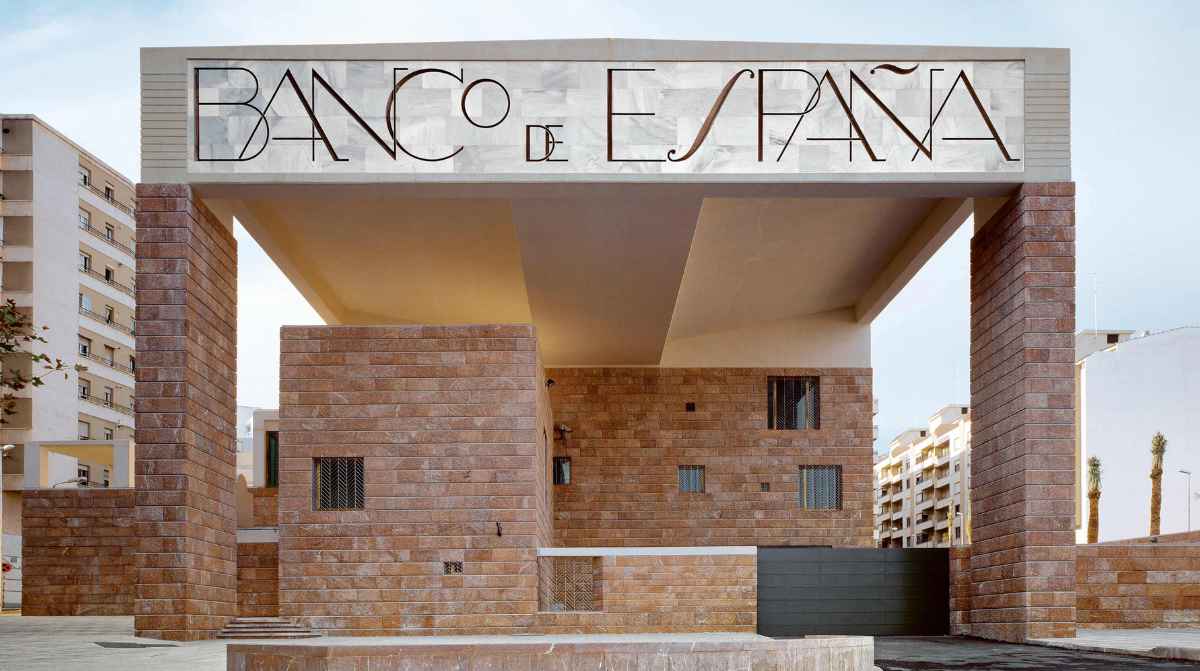 Fachada del Banco de España relacionada con las cuentas nómina que pagan hasta 750 euros sin comisiones