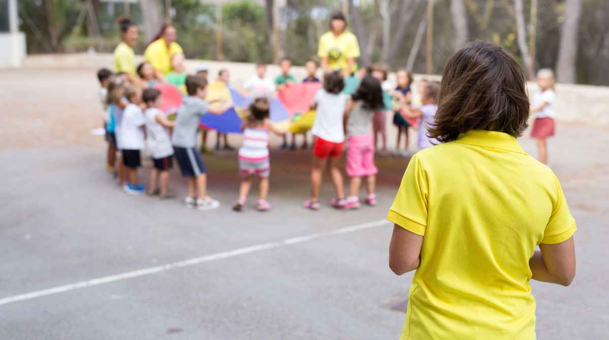 Monitor de ocio y tiempo libre realizando actividad infantil en Almería