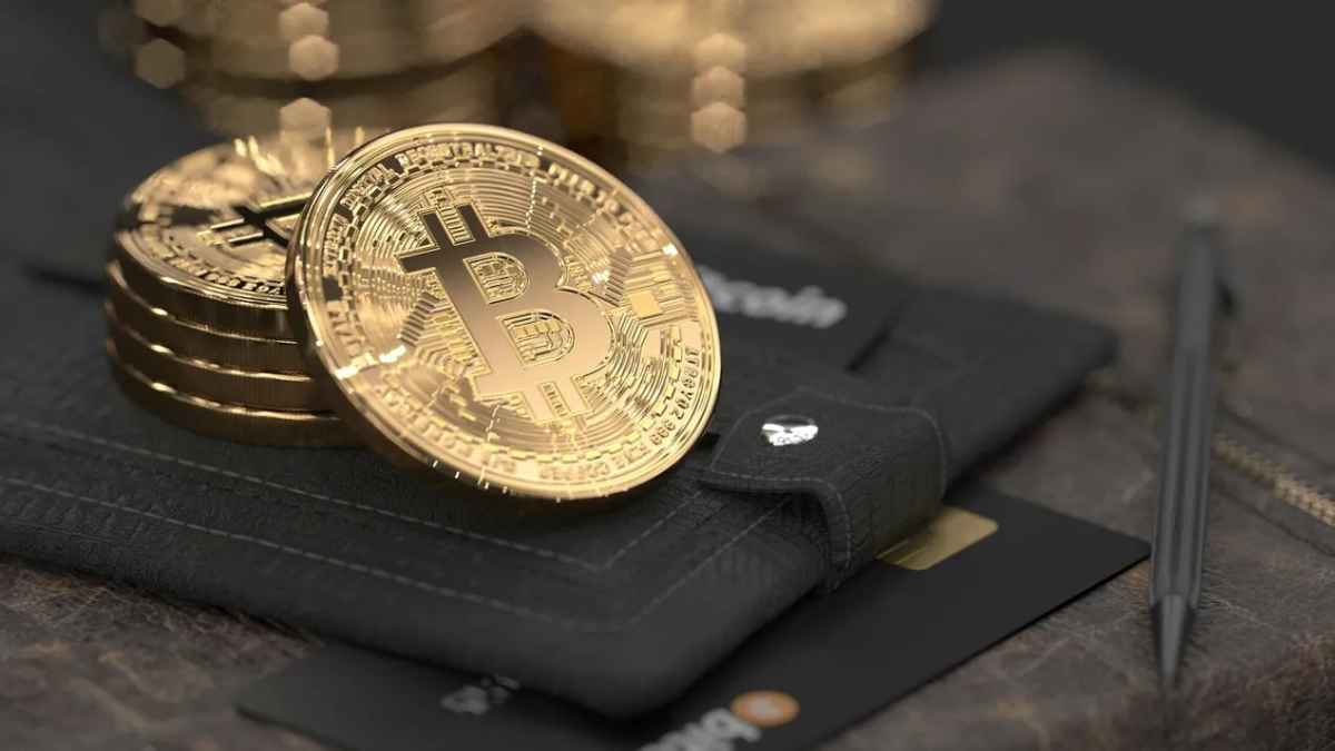 Bitcoin sobre una cartera como símbolo del pago de nóminas en criptomonedas en pymes
