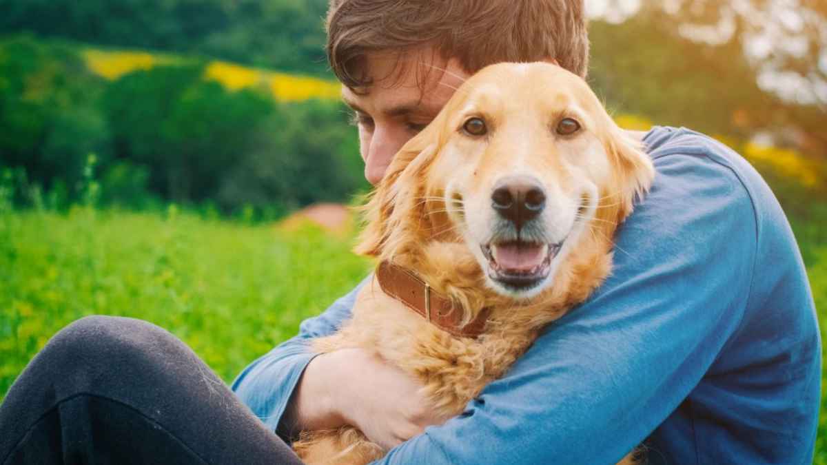 Trabajador abrazando a su perro, imagen relacionada con el permiso laboral por fallecimiento de una mascota