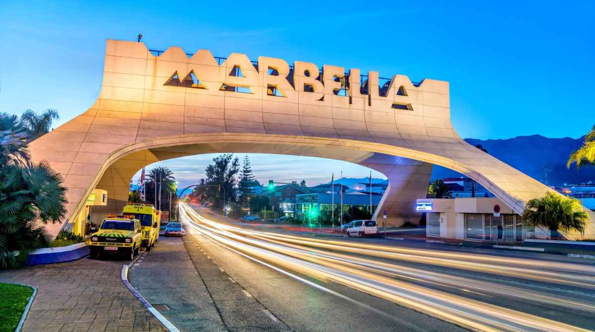 Arco de entrada a Marbella, ciudad donde se necesitan 2.000 trabajadores para la temporada alta en hoteles y restauración