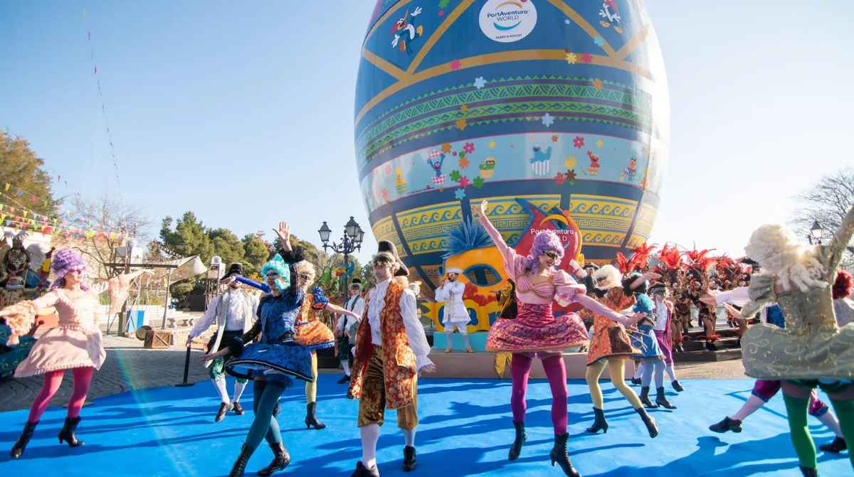 Animadores en PortAventura World durante espectáculo en el parque en la temporada 2026