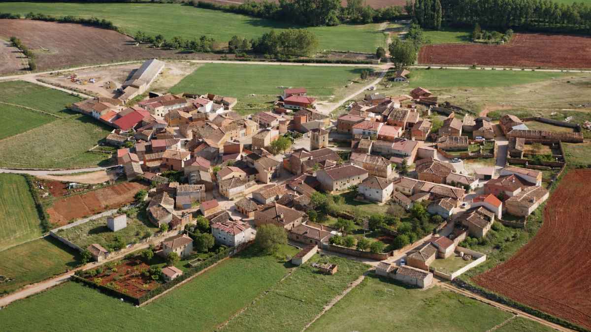 Vista aérea de un pequeño pueblo de Soria que ofrece casa gratis y trabajo de albañil a una familia
