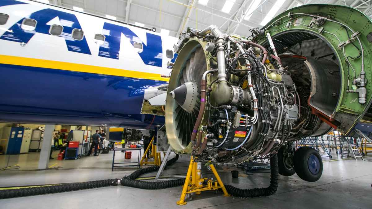 Motor de avión de Ryanair en tareas de reparación y mantenimiento aeronáutico en un hangar