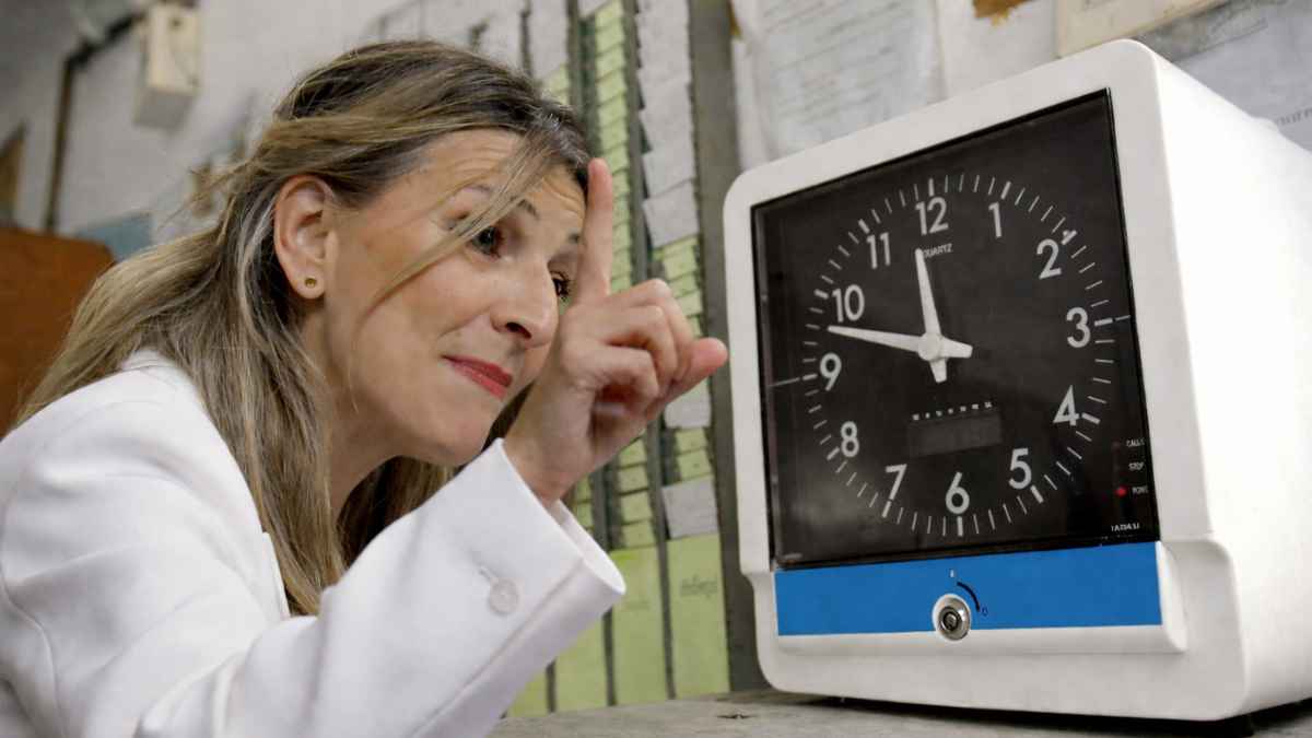 Susana Díaz mirando el reloj de fichar al final de la jornada laboral