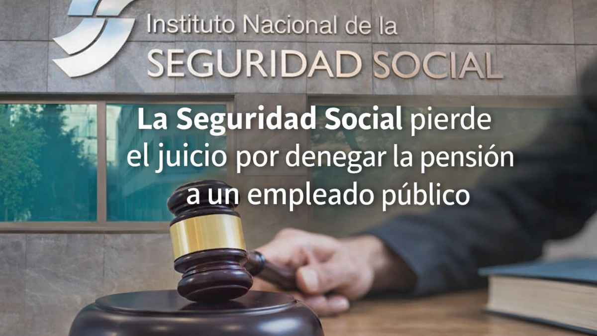 Fachada de la Seguridad Social junto a un mazo judicial tras perder un juicio por la pensión de un empleado público