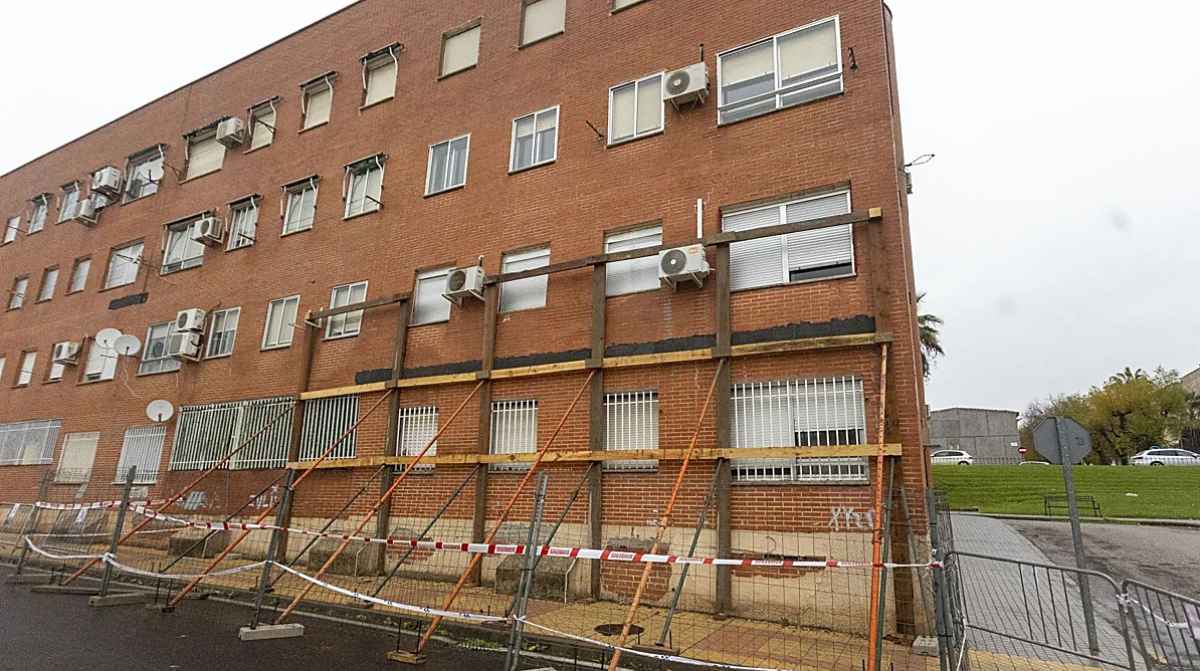 Fachada de un edificio con obras de rehabilitación tras una subvención concedida a la comunidad de vecinos