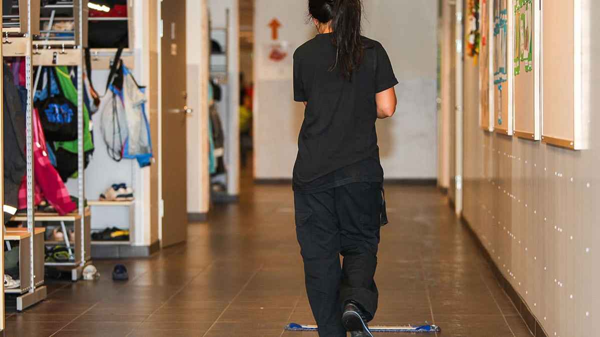 Personal de limpieza trabajando en un colegio en una oferta de empleo del SEPE
