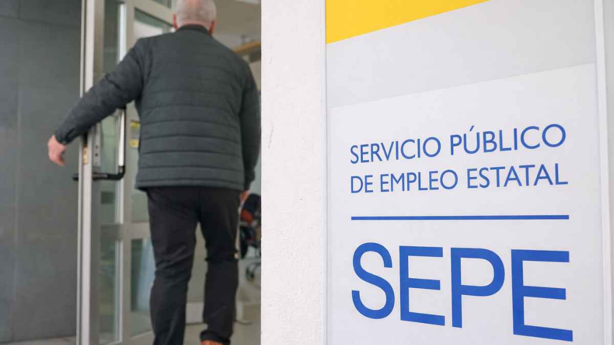 Persona accediendo a una oficina del SEPE para compatibilizar el paro con el trabajo como autónomo
