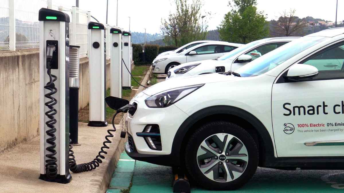 Vehículos eléctricos cargando en puntos de recarga para autónomos y pymes con ayudas del Gobierno
