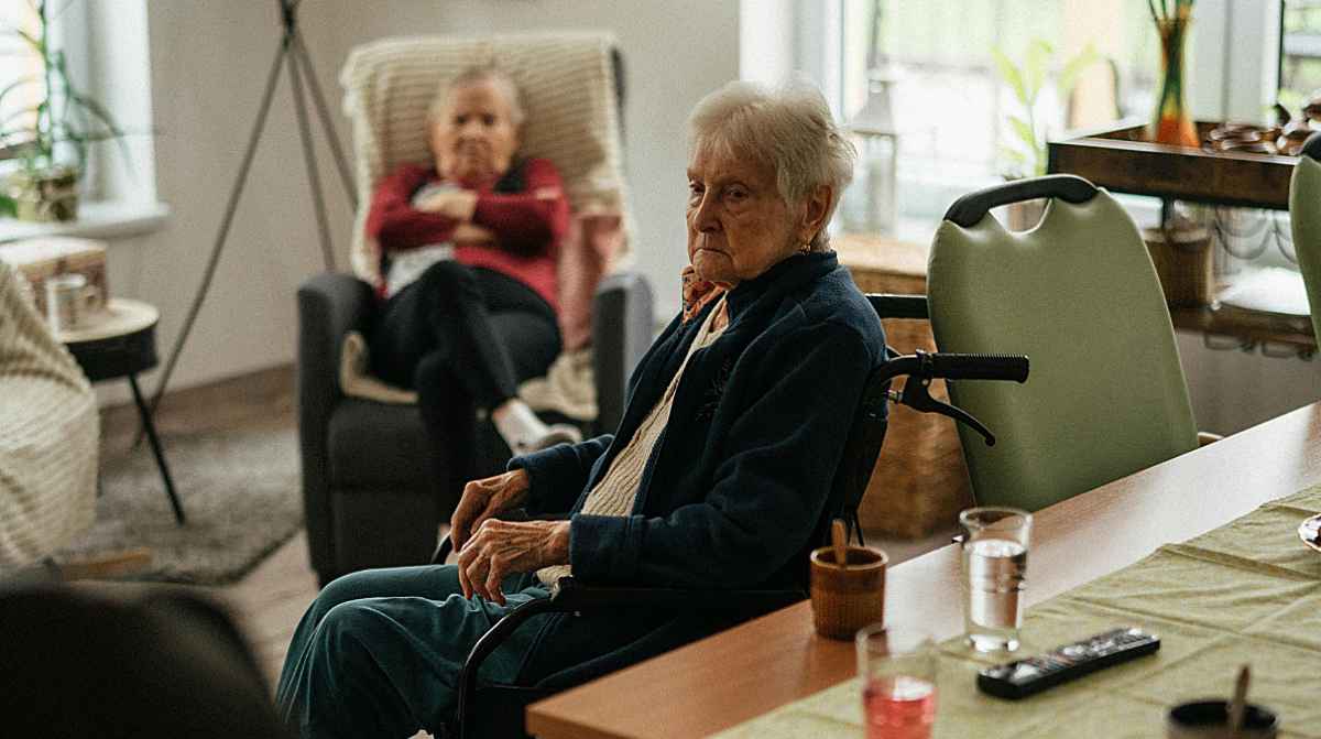 Anciana en silla de ruedas en el interior de una residencia de mayores en el País Vasco