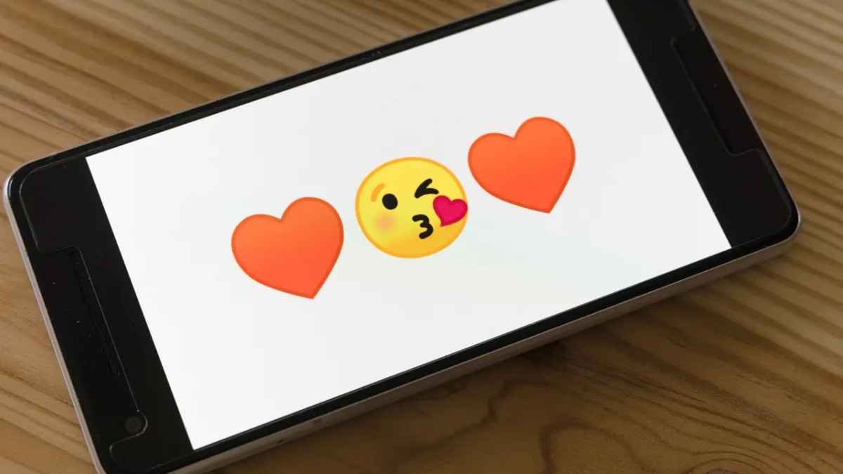 Emojis de corazón en un móvil usados en un chat de trabajo, motivo de un despido anulado por el TSJ de Cataluña