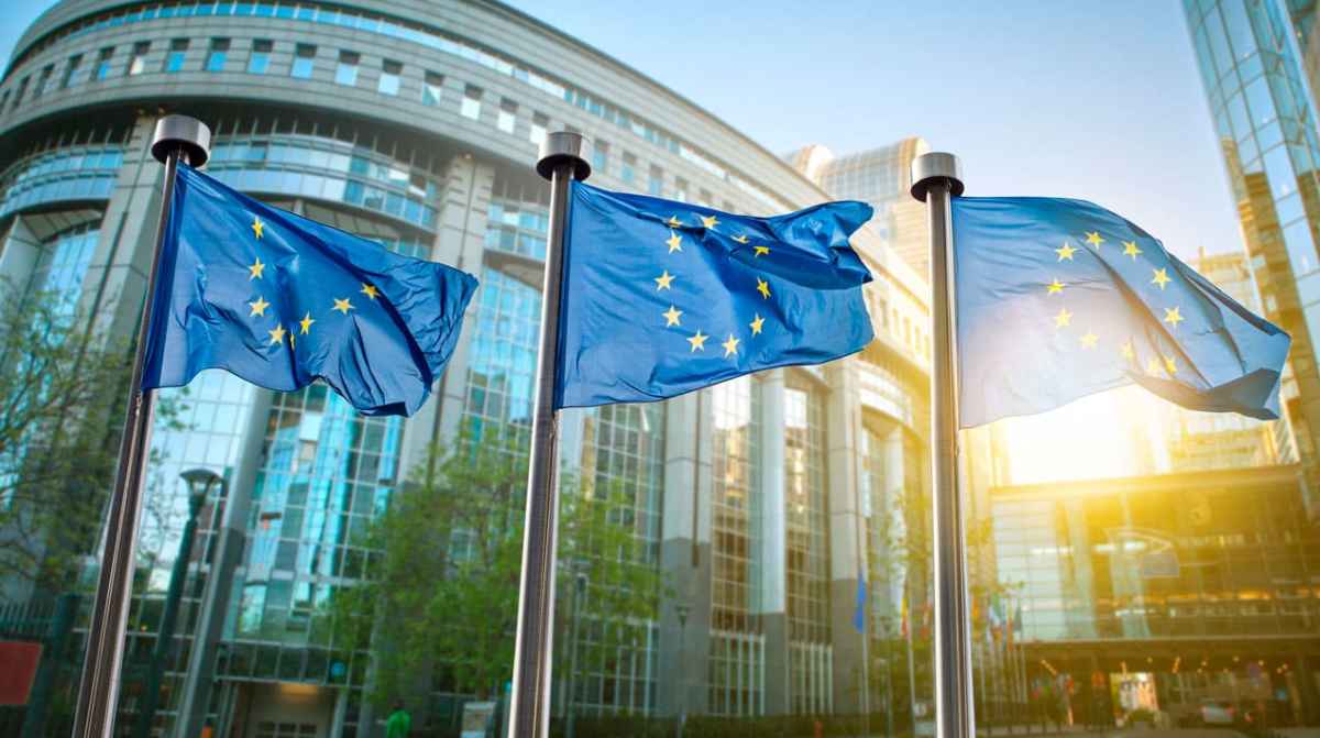 Banderas de la Unión Europea frente a edificio institucional en Bruselas por las oposiciones con 1.490 plazas