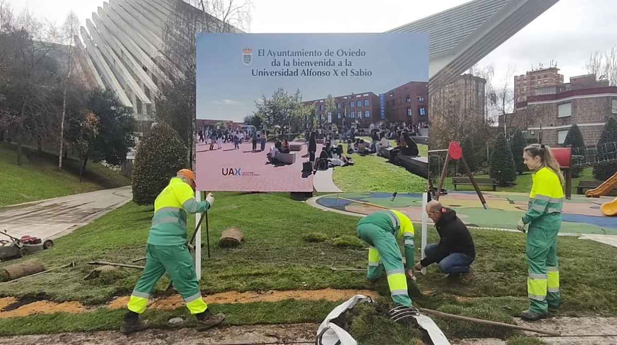 Instalación del cartel de la Universidad Alfonso X el Sabio en el Calatrava de Oviedo por su nuevo campus