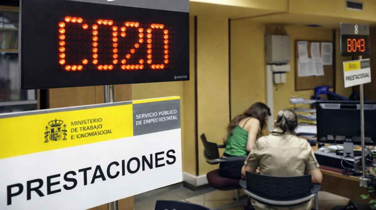Oficina del SEPE atendiendo a desempleados que pueden solicitar ayudas y subsidios de hasta 5.280 euros.