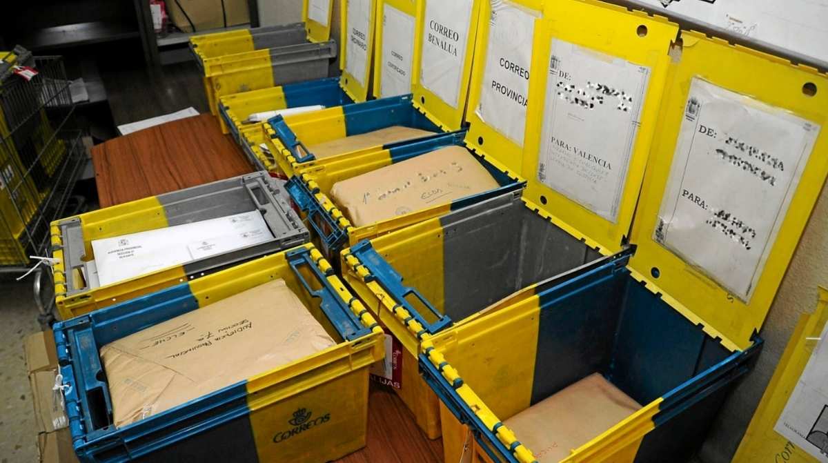 Cajas de correo en centro de trabajo postal donde un cartero fue suspendido por conductas íntimas durante la jornada laboral