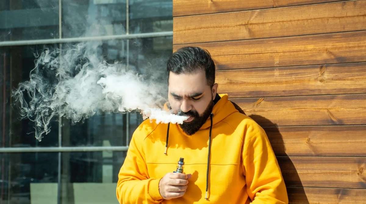 Trabajador vapeando en baño relacionado con despido en Nestlé por activar alarma de incendios