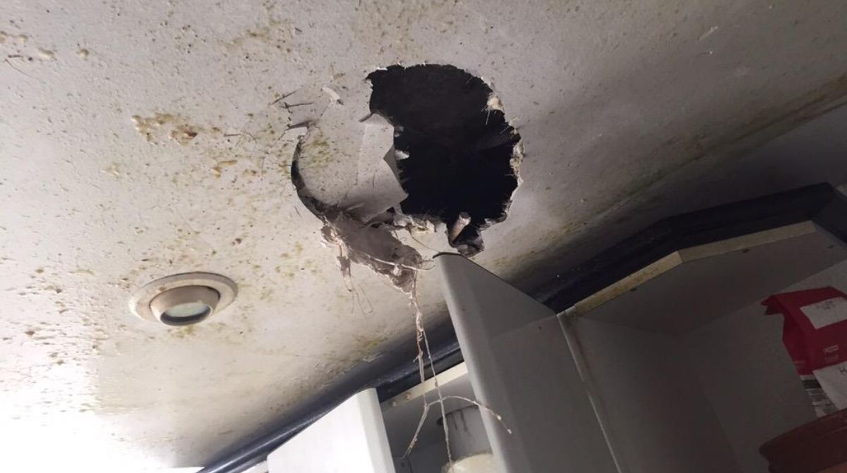 Techo de cocina dañado tras la explosión de una olla exprés durante un accidente laboral doméstico