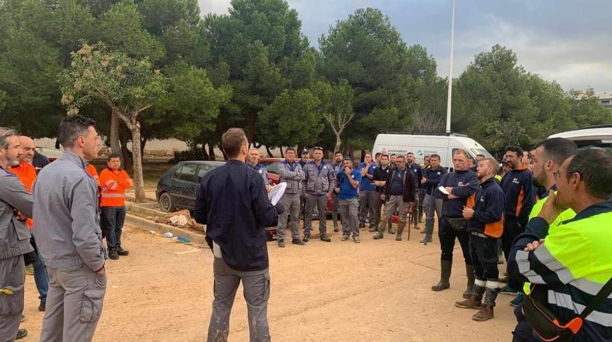 Trabajadores fontaneros reunidos tras denunciar impagos y despidos por acudir a Inspección de Trabajo