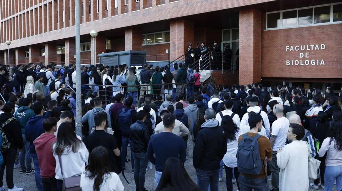 Aspirantes entrando al examen de oposiciones de la Seguridad Social en una facultad universitaria