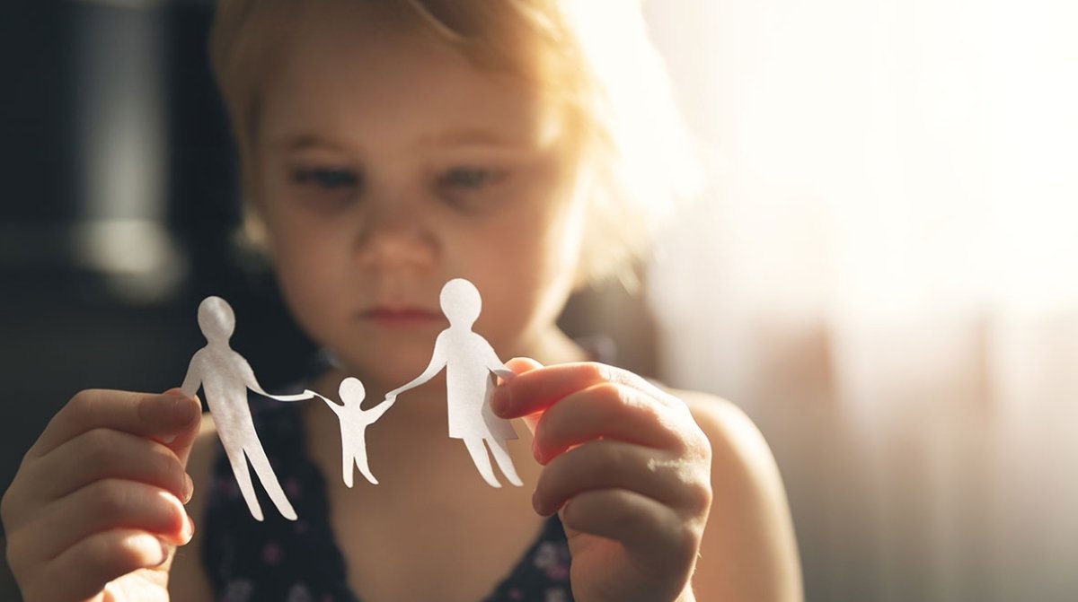 Pension de orfandad Seguridad Social niña con figuras familiares