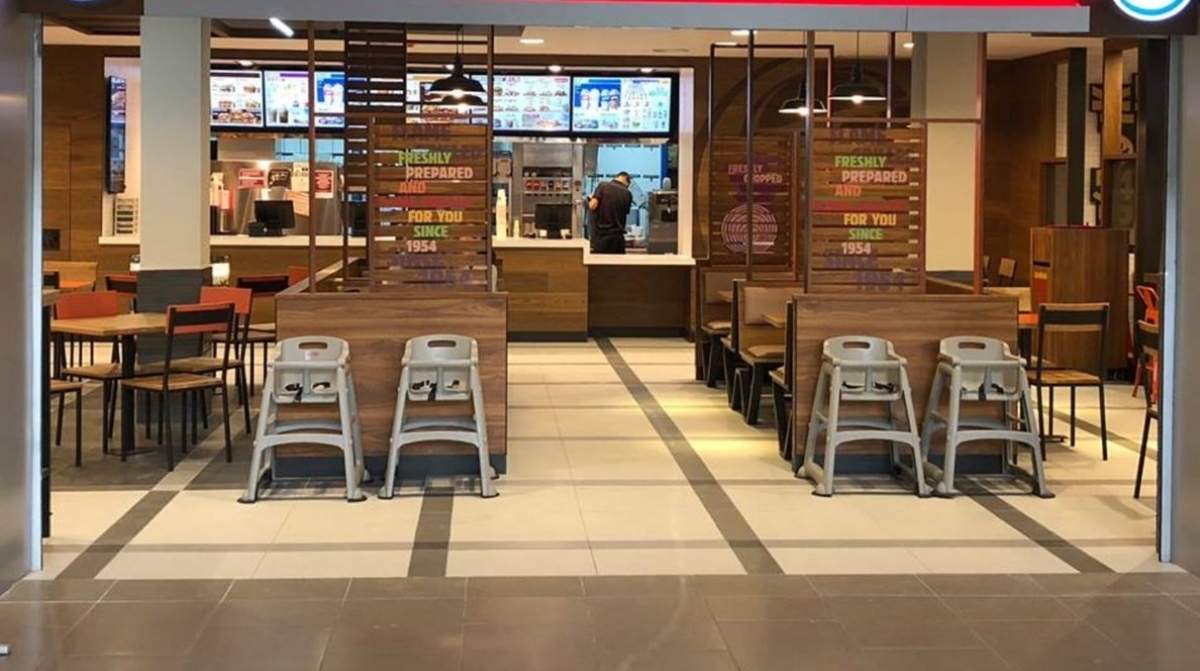 Interior de un restaurante de hamburgueserías tras la sentencia del Tribunal Supremo sobre el día de asuntos propios de los trabajadores.