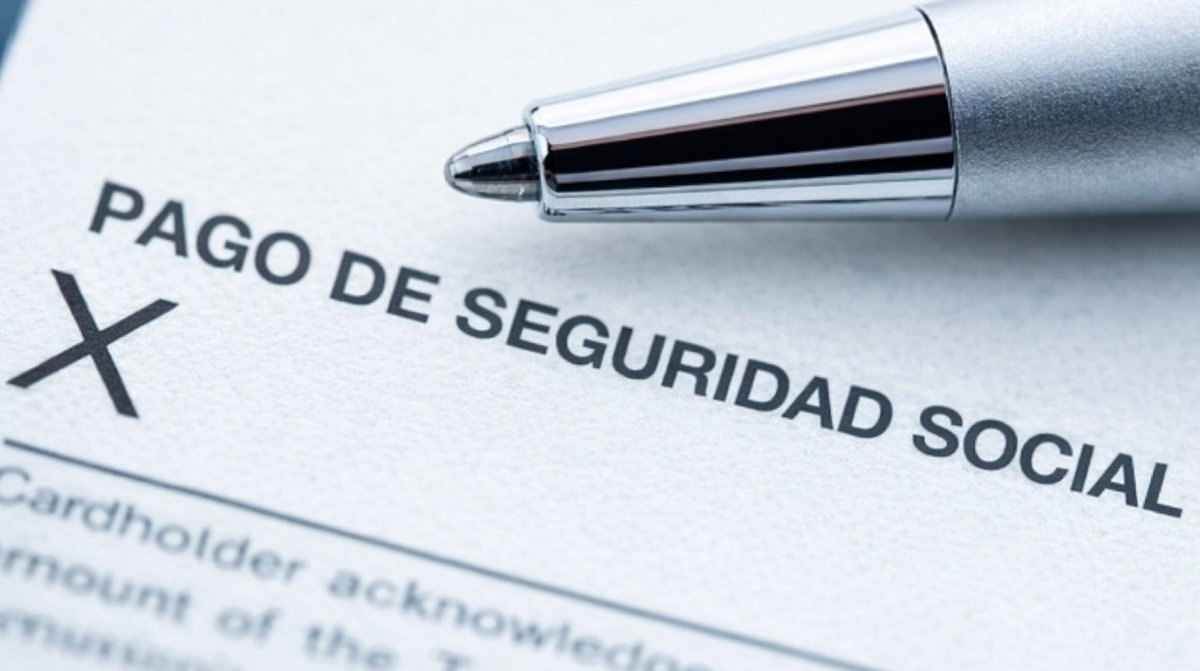 Pago de Seguridad Social marcado en documento con bolígrafo, relacionado con deuda que impide cobrar pensión de jubilación