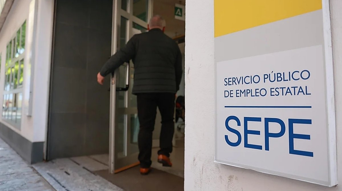 Trabajador entrando en una oficina del SEPE tras ganar el derecho a cobrar el paro en pago único