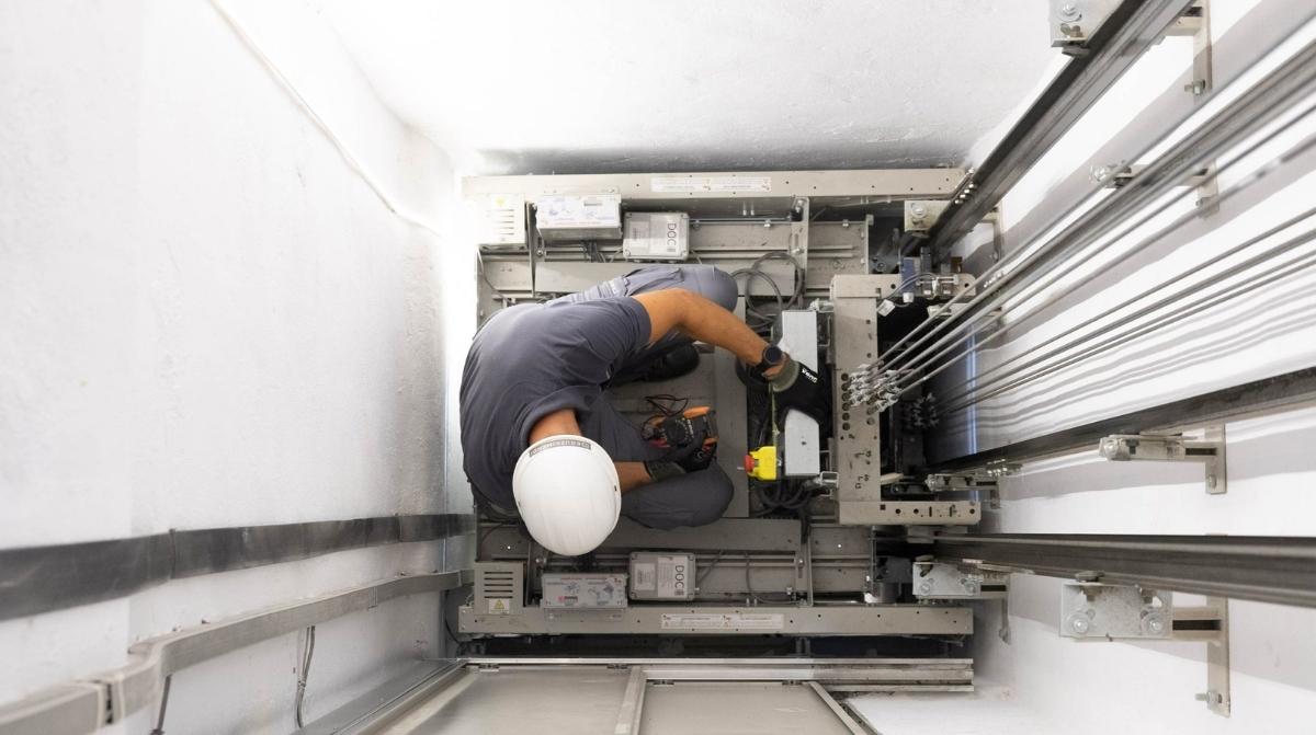 Técnico de ascensores trabajando en España, oficio con paro cero y sueldo de 28.000 euros