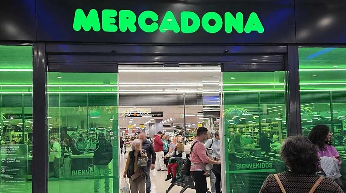 Supermercado Mercadona con clientes tras sentencia del Tribunal Supremo sobre baja médica e incentivos