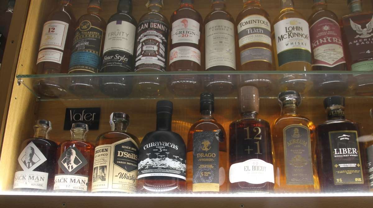 Botellas de whisky de alta gama en comercio de Tenerife donde una empleada fue despedida por robo