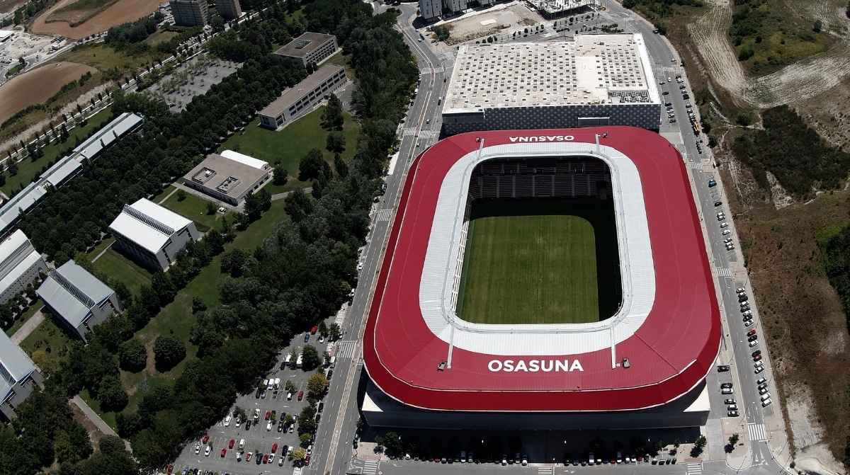 Estadio El Sadar en Pamplona donde un vigilante fue despedido por dejar pasar aficionados sin entrada