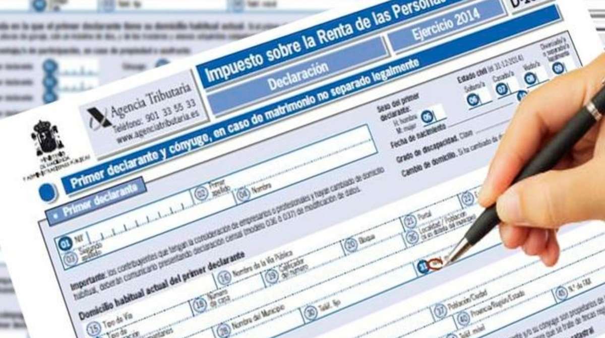 Infoemplea2 34 Formulario de la declaración de la Renta siendo rellenado por un pensionista en España